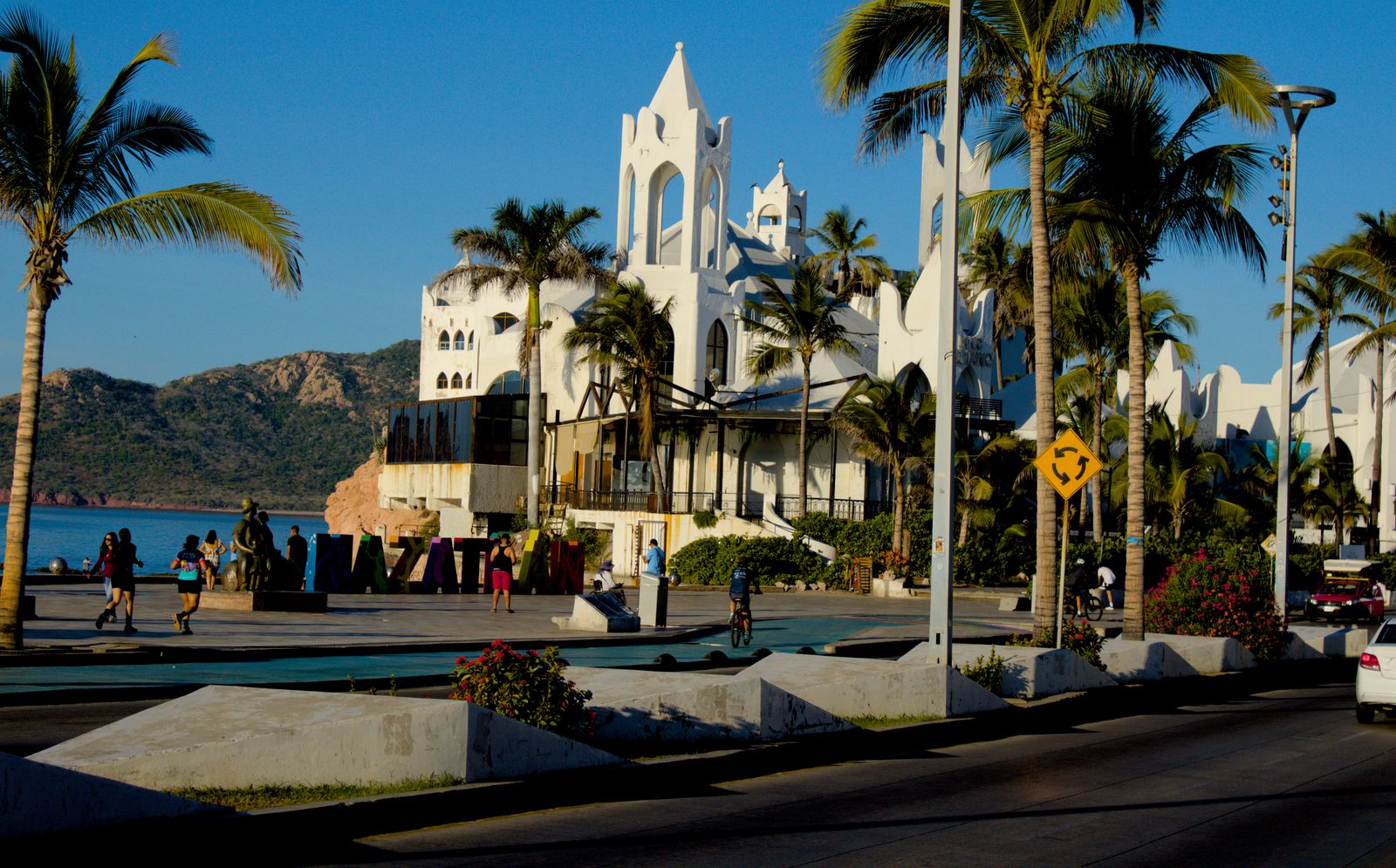 Malecón de Mazatlán con las letras de la ciudad y palmeras